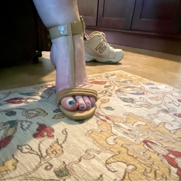 Donald J. Pliner Viva tan heeled T-strap sandals 8 1/2 M. Great condition. - Picture 2 of 6